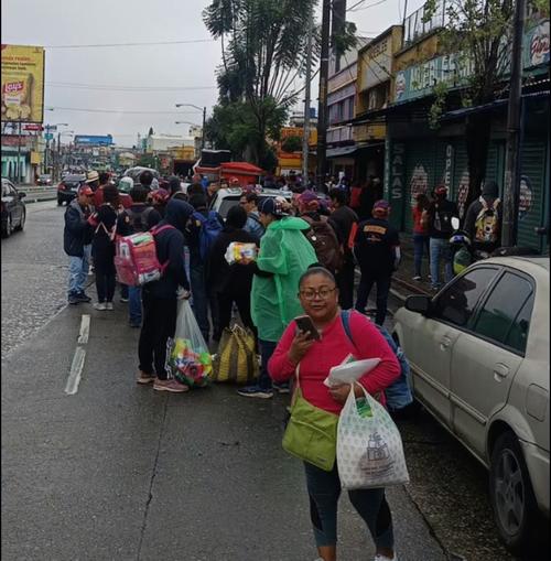 El grupo de manifestantes se dirigen hacia el Centro Histórico. (Foto vía: Amílcar Montejo)