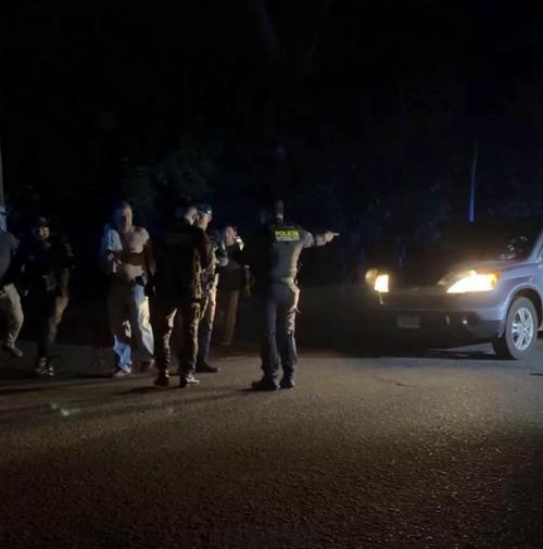 Agentes rastrean el área para dar con los responsables. (Foto: RRSS)