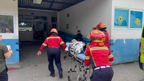 Los hombres fueron trasladados al Hospital Roosevelt, donde quedaron bajo el cuidado médico correspondiente. (Foto: CMB)