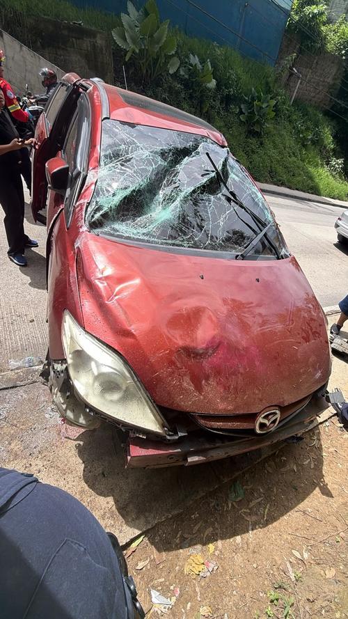 El vehículo terminó empotrado sobre la banqueta. (Foto: Tránsito Mixco)