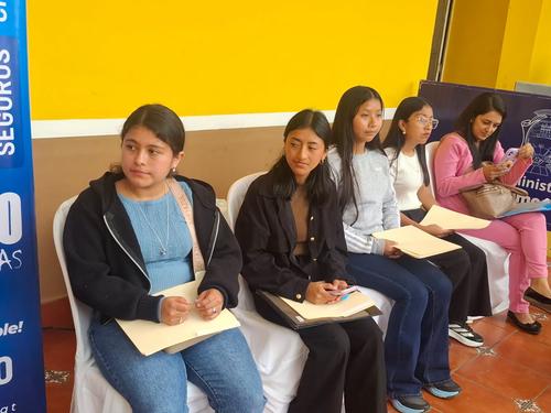 Es importante llevar varias copias de CV para poder entregar a las empresas participantes. (Foto: Mintrab)