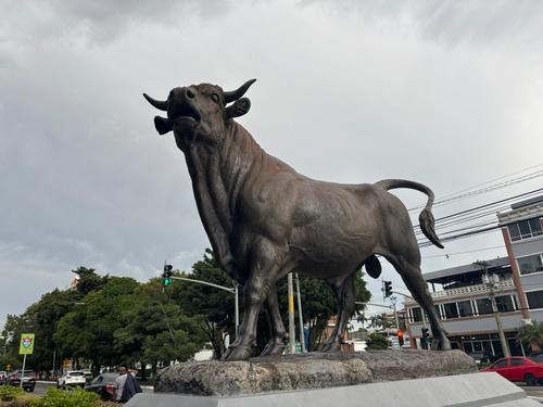 El Toro Alerta destaca entre las esculturas de animales del paseo. (Foto: Alejandra Sánchez)