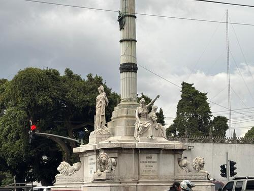 El monumento combina mármol de Carrara, bronce y granito artificial. (Foto: Alejandra Sánchez)