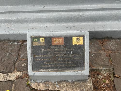 Una placa acompaña el monumento como símbolo de amistad entre México y Guatemala. (Foto: Alejandra Sánchez)