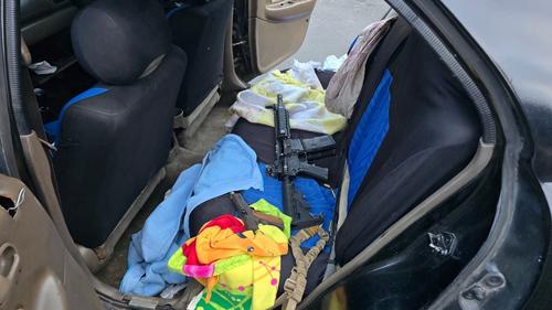 Las armas fueron localizadas en la parte trasera del vehículo en el que huían de los delincuentes. (Foto: PNC)