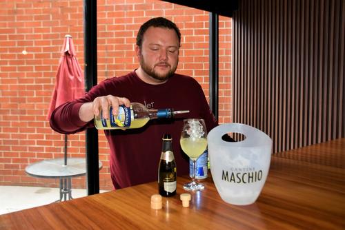 Otto Iván Salguero le recomienda a la gente no temerle al vino y disfrutar de una copa, según el gusto. (Foto: Daniel Dávila)