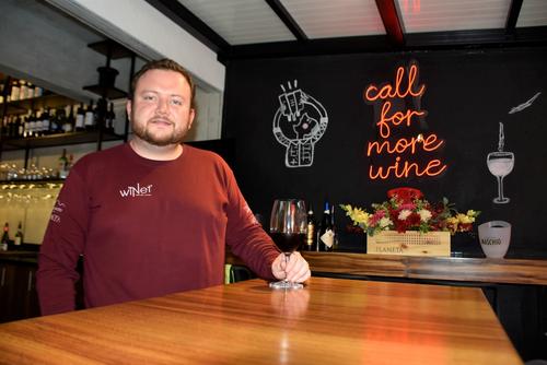 En su local se hacen catas, eventos privados o bien se puede llegar a tomar una copa de un buen vino. (Foto: Daniel Dávila)
