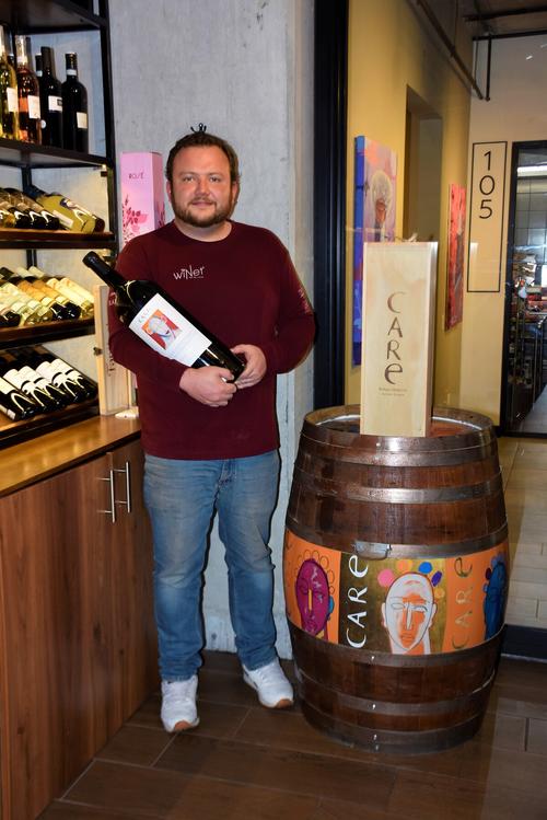 La botella que tiene en sus manos Otto Iván Salguero es una de las más caras en su negocio. (Foto: Daniel Dávila)