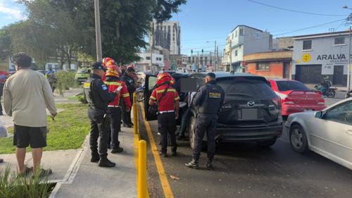 El ataque ocurrió cuando el vehículo se encontraba en circulación. (Foto: Bomberos Municipales)