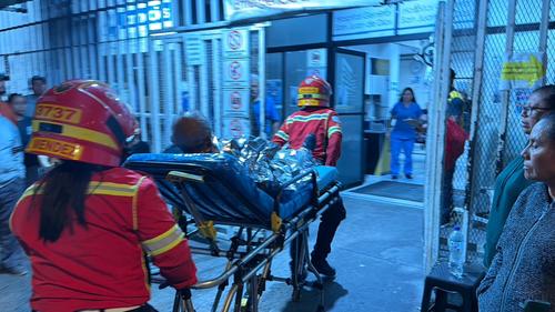 Ambos presentaban heridas de bala y fueron trasladados al Hospital San Juan de Dios. (Foto: Bomberos Municipales)