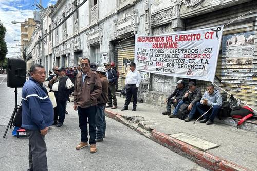 Exsoldados y especialistas del Ejército mantienen una manifestación en zona 1. (Foto: Archivo/Soy502)