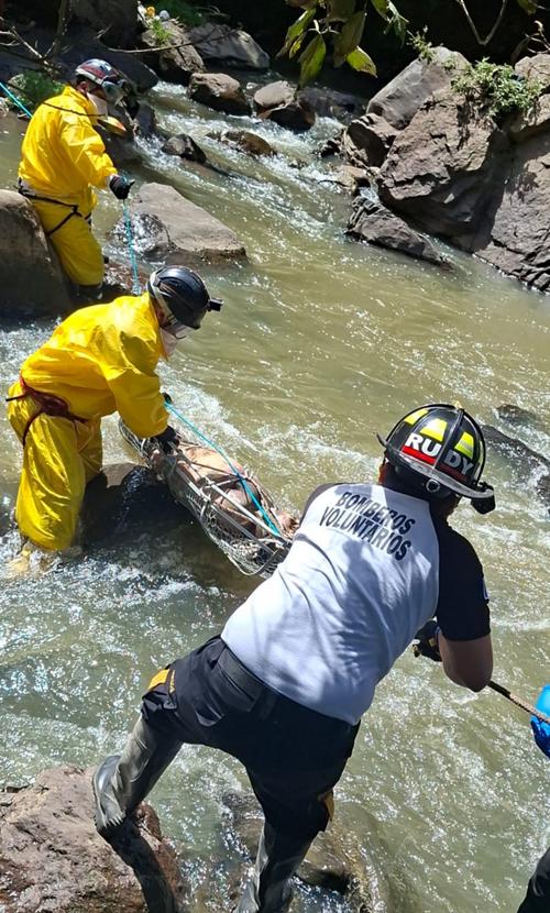 Los rescatistas localizaron este viernes el cuerpo de Luis Isaías Hernández en San Cristóbal Totonicapán. (Foto: Bomberos Voluntarios)