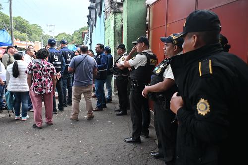 Autoridades dialogan con los padres de los estudiantes para realizar los protocolos. (Foto: José Luis Pos)