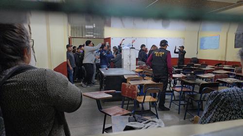 Los padres de los menores irrumpieron tras desconocer la situación. (Foto: José Luis Pos/Colaborador)