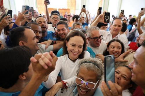 La venezolana fue recibida con euforia a su país de origen. (Foto: AFP)