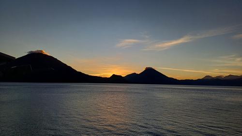 Los volcanes Atitlán, Tolimán y San Pedro son testigos eternos del mito que dio origen al lago. (Foto: Alfonso Guárquez)