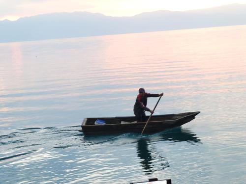 Pescadores y viajeros saben que, después del mediodía, la calma del lago puede convertirse en peligro. (Foto: Alfonso Guárquez)