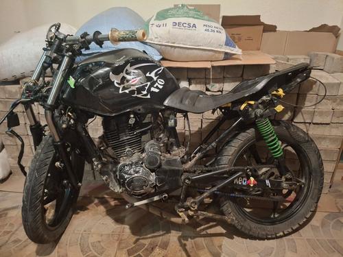 A bordo de esta moto circulaban las víctimas cuando fueron arrolladas. (Foto vía: Policía Nacional Civil)