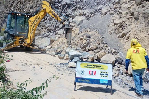Maquinaria pesada retira rocas y material desprendido para habilitar el paso, como parte de los trabajos de atención a emergencias en la red vial durante la temporada de lluvias. (Foto: Gobierno de Guatemala)