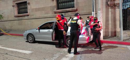 Tras negarse al asalto, los delincuentes atacaron el vehículo. (Foto: CMB)