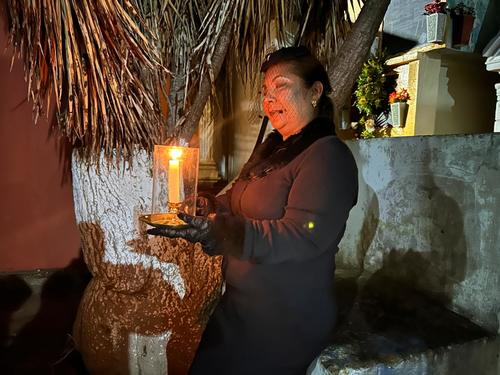 Un manto negro sobresalía del cajón que fue enterrado en el panteón de los Iplana, sin que se registrara el nombre del difunto. (Foto: Bernardo Montúfar)