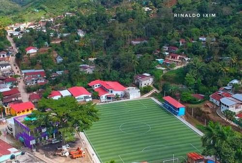 En el corazón de Santa María Cahabón se encuentra el estadio municipal, un espacio que reúne a la comunidad en torno al deporte y las actividades locales. (Foto: Rinaldo Ixim)