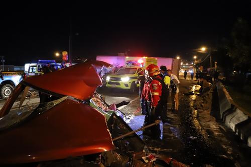 Uno de los vehículos particulares quedó completamente destruido tras el impacto. (Foto: Bomberos Municipales)