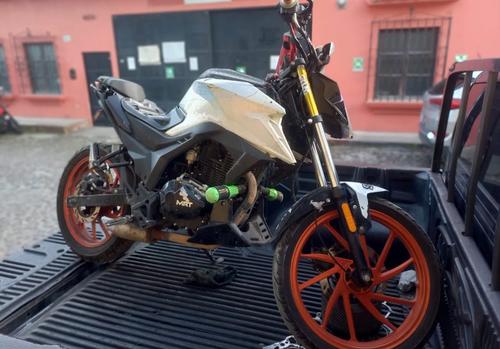 Durante la captura fue decomisada una motocicleta que habría sido utilizada para escapar. (Foto: PNC)