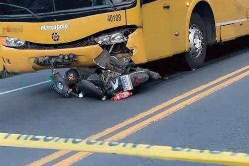 El bus colisionó con una motocicleta en la que viajaban tres personas. (Foto: RRSS)