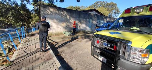 El cuerpo fue localizado en la 38 calle y 9 avenida, zona 3. (Foto: Bomberos Municipales)