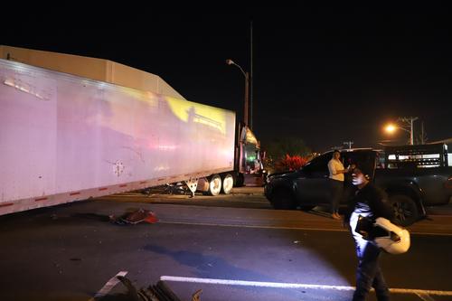 El accidente dejó una persona fallecida y otra trasladada al Hospital General San Juan de Dios. (Foto: Bomberos Municipales)