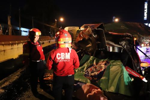 Una persona perdio la vida tras el impacto. (Foto: Bomberos Municipales)
