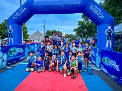 Más de 150 atletas participaron en el Campeonato Nacional de Triatlón, que se llevó a cabo en las costas del Pacífico guatemalteco. (Foto: Federación de Triatlón)