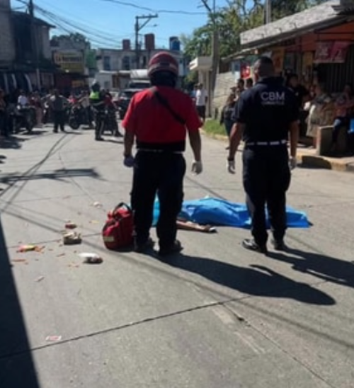 Junto al cuerpo de la víctima quedó esparcida la comida que había comprado momentos atrás. (Foto: Bomberos Municipales de Chinautla)