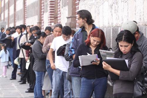 Cientos de jóvenes buscan oportunidades laborales en ferias de empleo. El sector productivo del país denuncia que un aumento desmedido en el salario mínimo provoca que miles de personas terminen en la informalidad o desempleadas. (Foto: Archivo/Soy502)