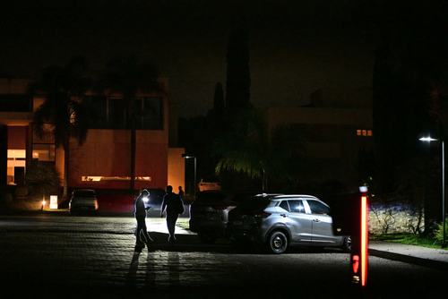 El personal de la caravana del senador brasileño Flavio Bolsonaro, estaciona los vehículos dentro de su condominio en Brasilia el 26 de octubre de 2026. (Foto: AFP/Soy502)