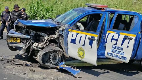 Una patrullar chocó de frente con un vehículo particular en Escuintla. (Foto: PNC)