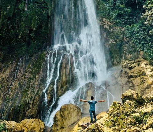 La caída de agua ofrece un paisaje rodeado de montañas y vegetación. (Foto: @abner_manases.98)