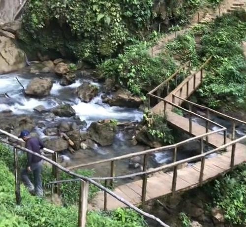 En el río existen puentes de madera que son el marco ideal para conocer la cascada. (Foto: Alejandra Mármol)