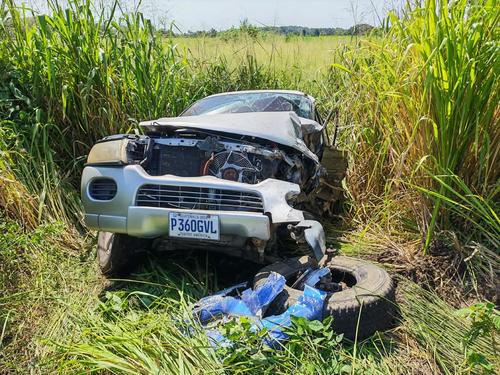 Un vehículo particular terminó destruido tras el accidente. (Foto: CVB)