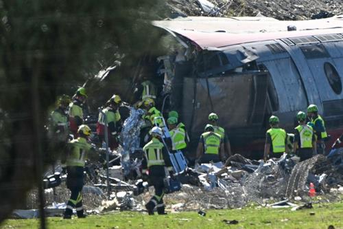 En el lugar se desplegaron equipos de emergencia y efectivos militares. (Foto: AFP)