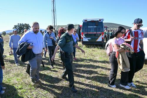 Pasajeros abandonan el lugar del choque ferroviaria entre dos trenes de alta velocidad. (Foto: AFP)