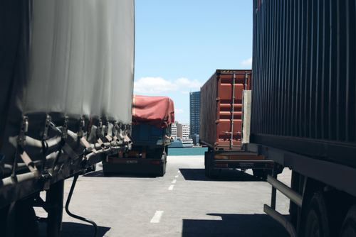 La parálisis del tránsito obliga a las unidades de transporte de carga e insumos a permanecer paradas durante largos períodos de tiempo en filas de congestión. (Foto: Canva/Soy502)