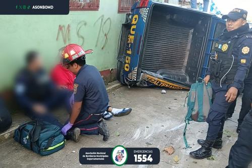 La patrulla terminó volcada tras el accidente. (Foto: Asonbomd)