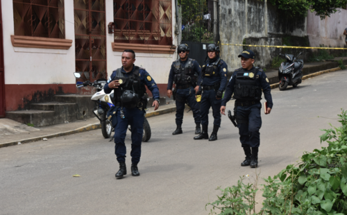 Agentes policiales se presentaron a la escena del crimen. (Foto: Rudy López)