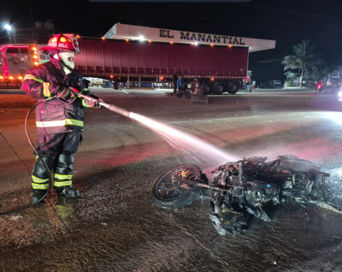 El vehículo quedó calcinado. (Foto: Asonbomd)