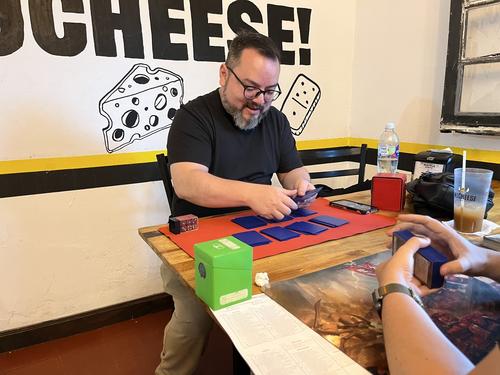 A sus 43 años, Javier continúa ligado a la comunidad de jugadores de Magic. (Foto: Sandra Sebastián)