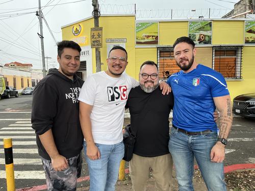 Javier Castellán comparte su afición por Magic con amigos que también forman parte de esta comunidad de jugadores. (Foto: Sandra Sebastián)