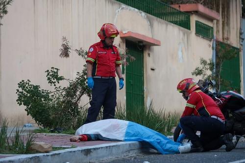 El fallecido en zona 14 quedó junto a su motocicleta. (Foto: Oscar Rivas/colaborador)