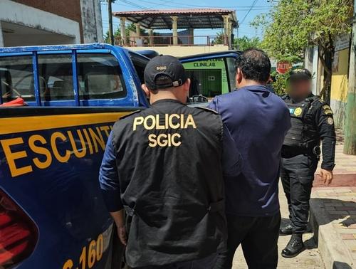 El detenido era requerido por un juzgado de Escuintla por el delito de violencia contra la mujer. (Foto: PNC)